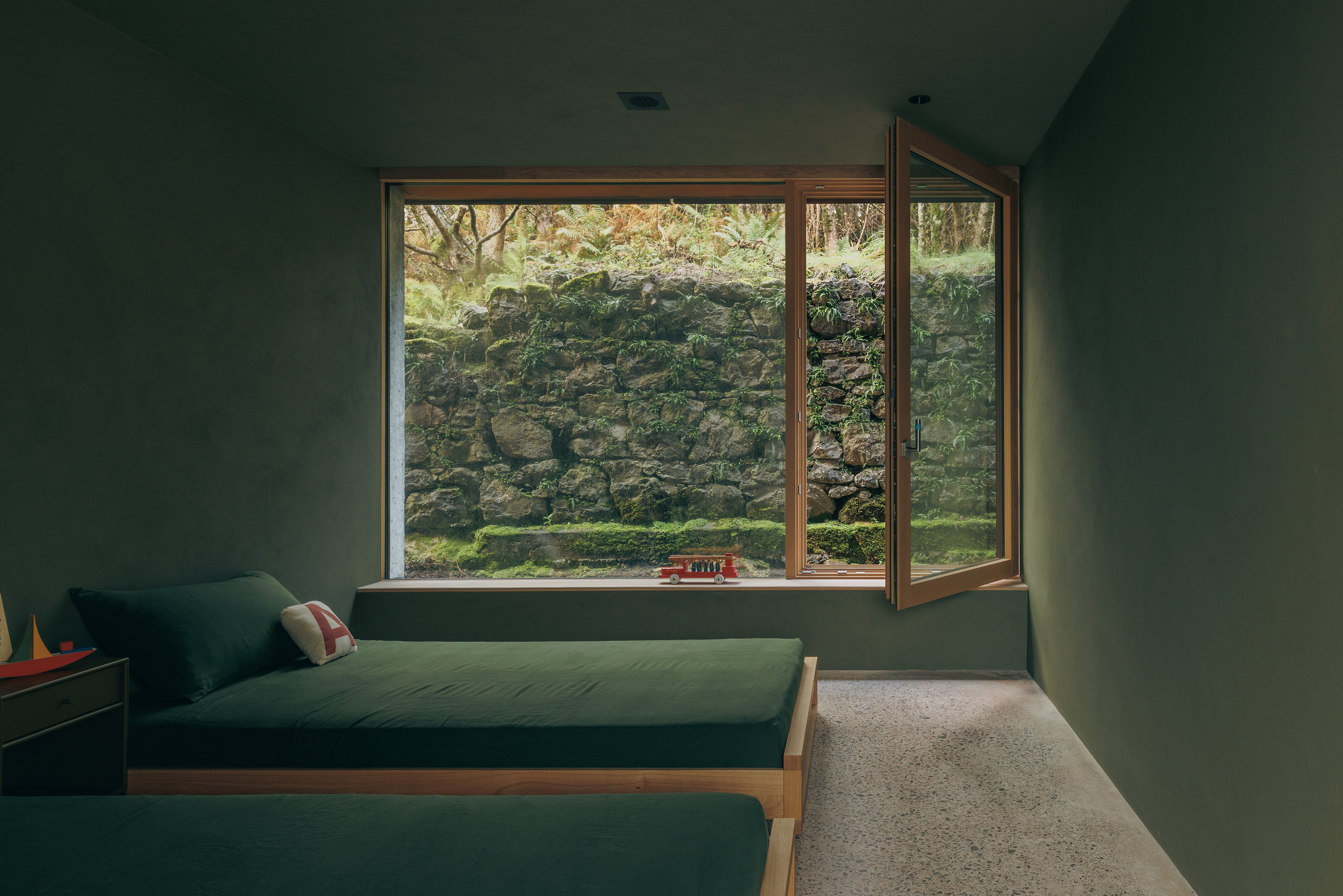 Ord — 32 — bedroom and garden wall