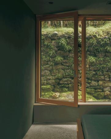From the intimacy of Ord’s olive-green bedrooms to the light-filled, oak-panelled spaces above.

A change in light, colour and scale gives each part of the house its own character, with carefully crafted details connecting the rooms.

Explore Ord through the link in our bio.

Images: Richard Gaston @@richardgaston 

#dualchas #scottisharchitecture #isleofskye  #residentialarchitecture #timberinteriors